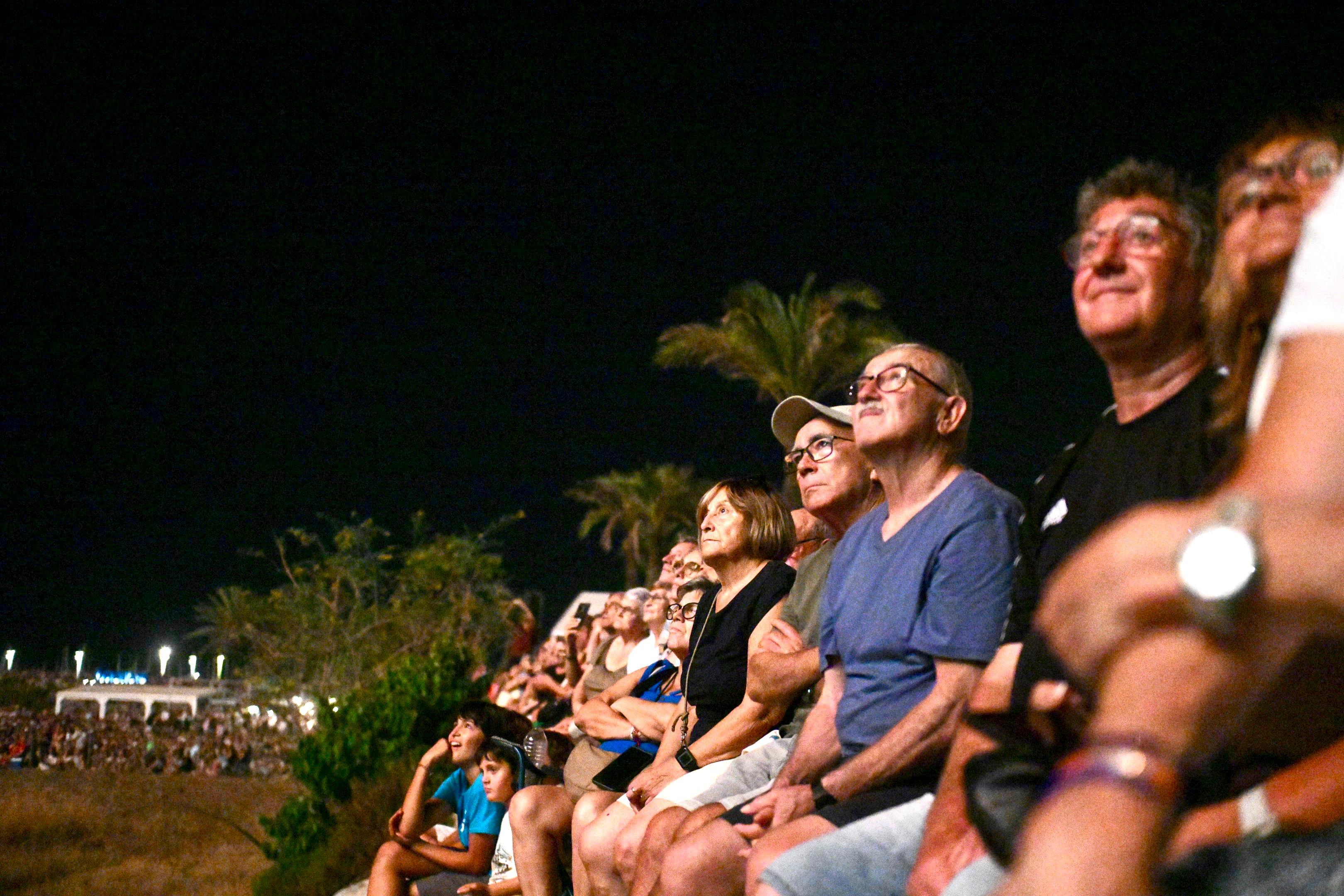 Públic mirant els Focs a la platja