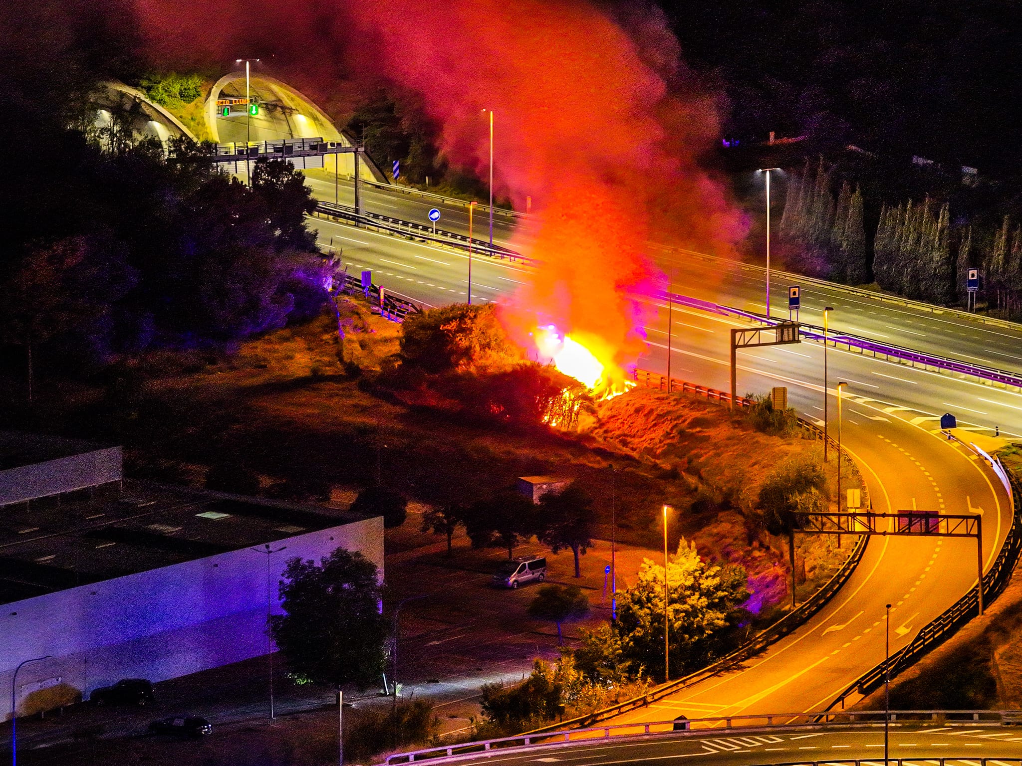 Incendi provocat a tocar de l'autopista. Foto: Ajuntament