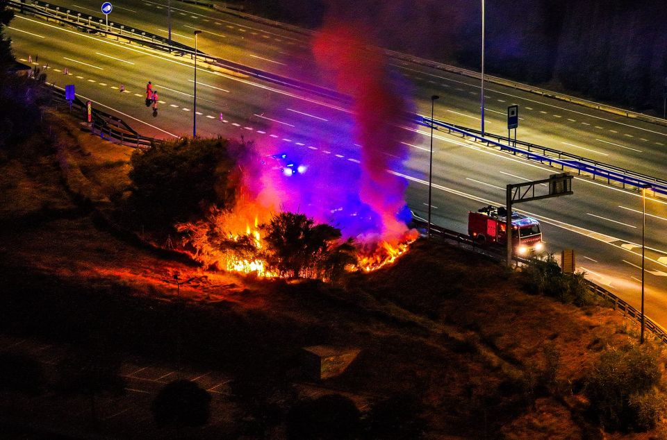 Els bombers al lloc de l'incendi Els bombers al lloc de l'incendi