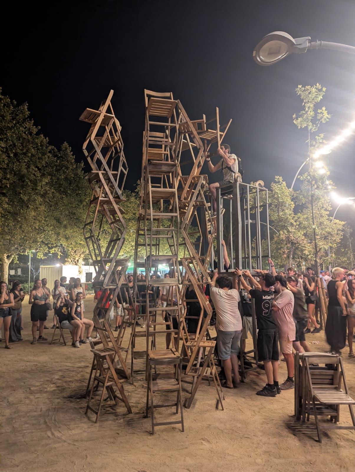 Espectacular castell de cadires al Parc