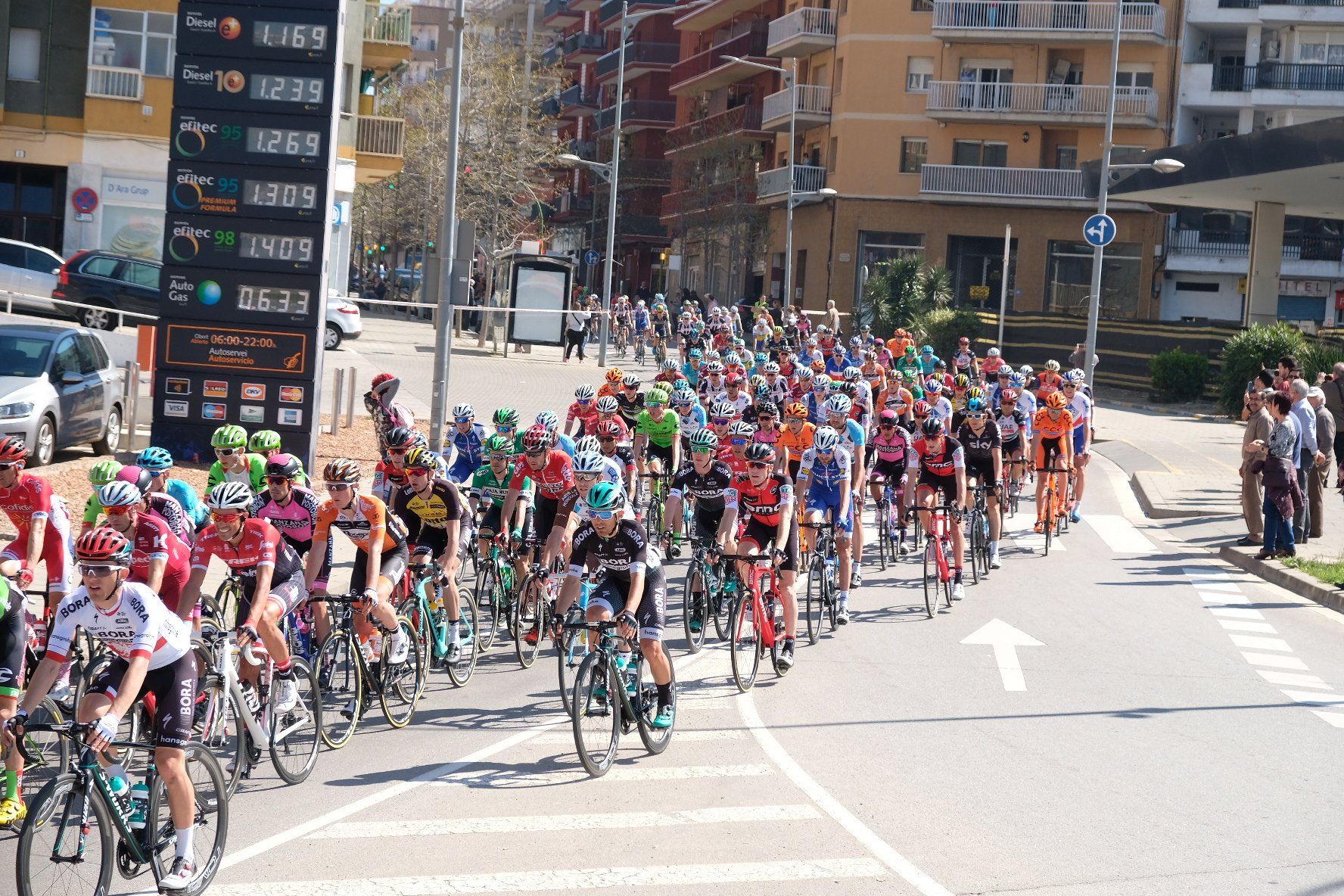 Els ciclistes de la Volta a Catalunya, sortint de l'avinguda Puig i Cadafalch de Mataró. Fotos: R. Gallofré