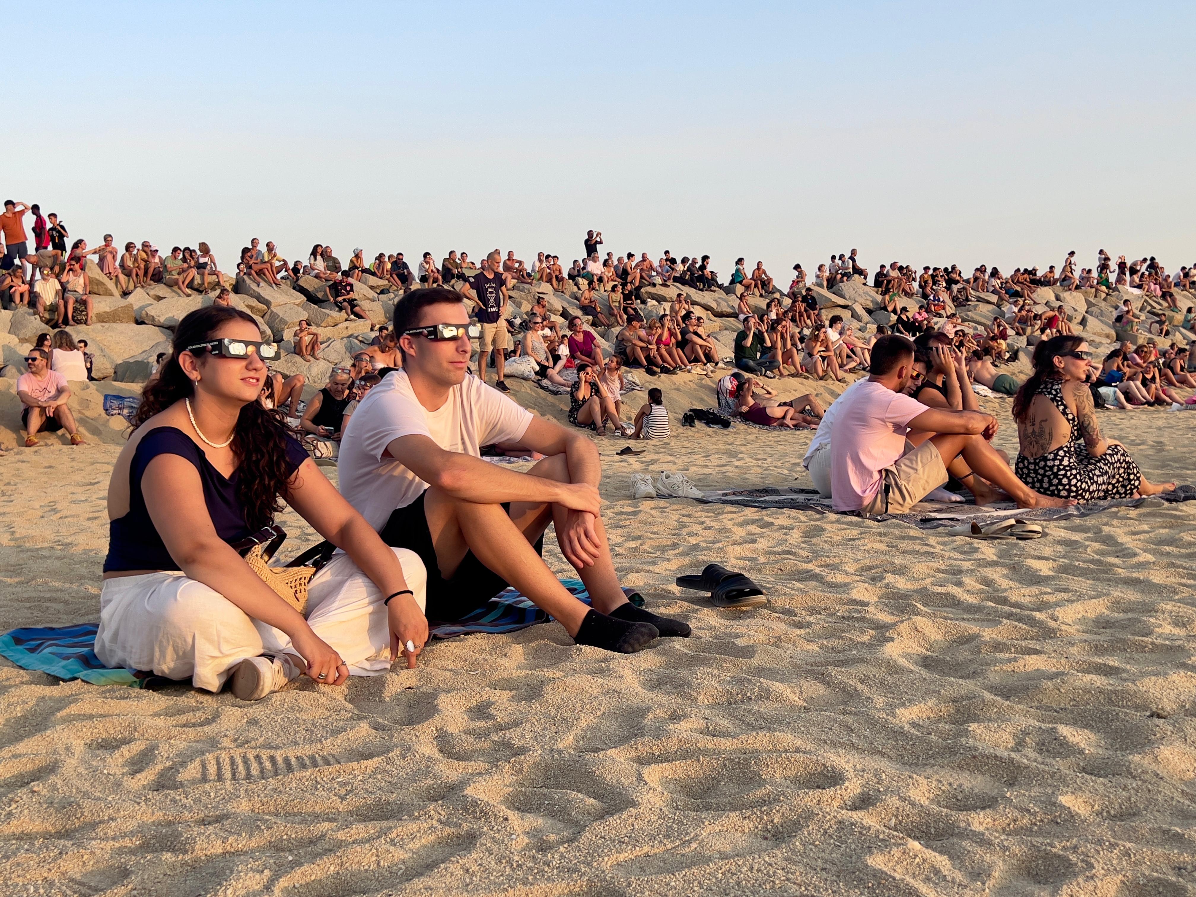 Eclipse solar seguido desde la playa de Mataró. Foto: R. Gallofré