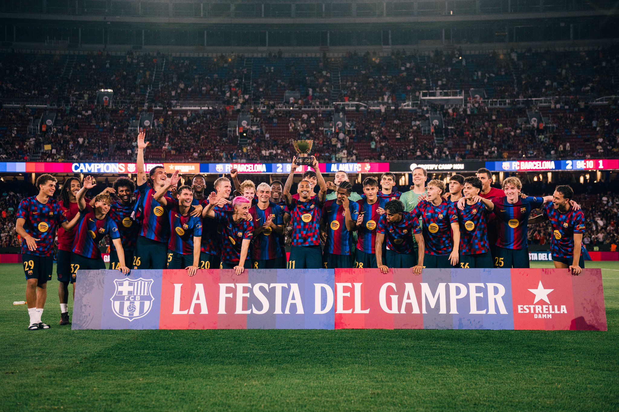 Xavi Espart, tercer per la dreta a la fila de sota, a la foto del Gamper amb els seus companys d'equip. Imatge: FCB.