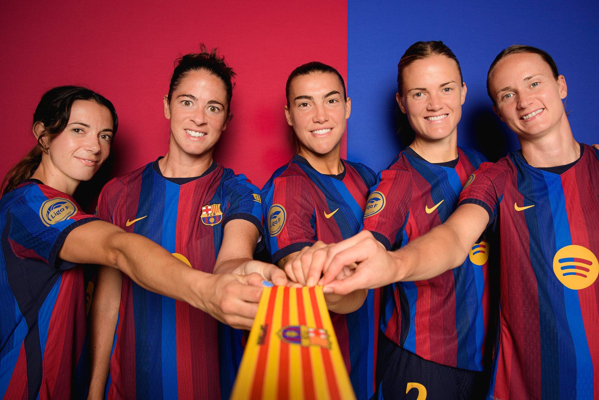 Marta Torrejón, segona des del costat esquerre, amb el grup de capitanes del Barça. Foto FCB.
