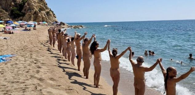 La cadena nudista de Cala Vinyeta