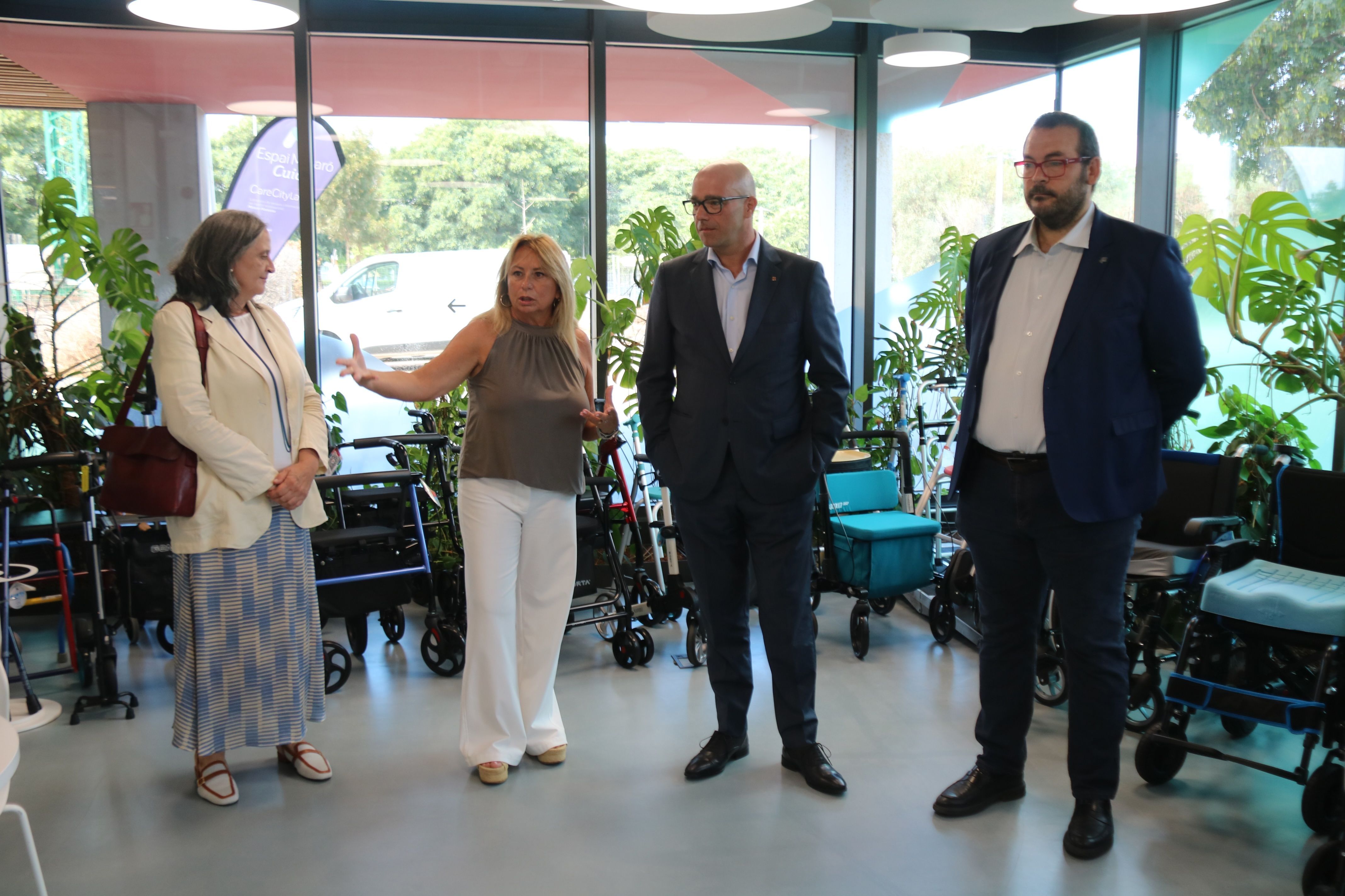 L’alcalde de Mataró, David Bote, i el conseller de Drets Socials i Inclusió, Raúl Moreno, durant la visita a l’Espai Mataró Cuida-CareCityLab