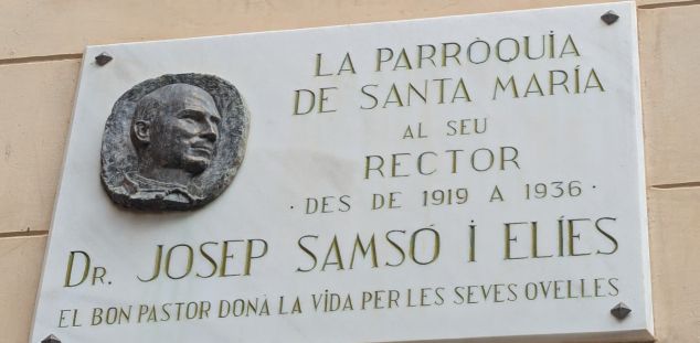 El record a Josep Samsó, a la façana de Santa Maria El record a Josep Samsó, a la façana de Santa Maria