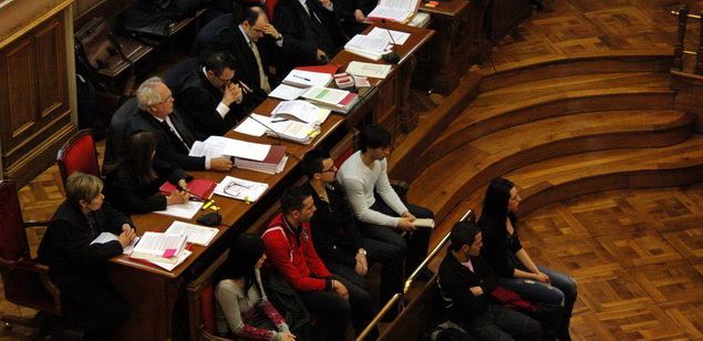 Els sis acusats pel crim de Mataró i els seus advocats defensors, durant el judici a l'Audiència de Barcelona.