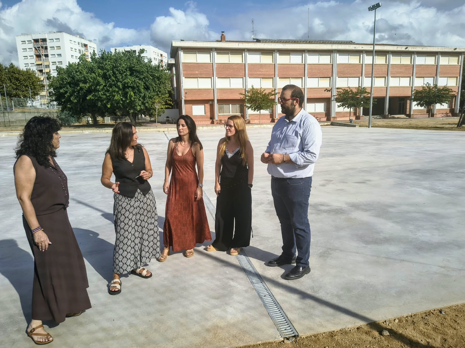 L'alcalde i la regidora d'Educació amb l'equip directiu de l'escola Torre Llauder de Mataró. Foto: V. B. 