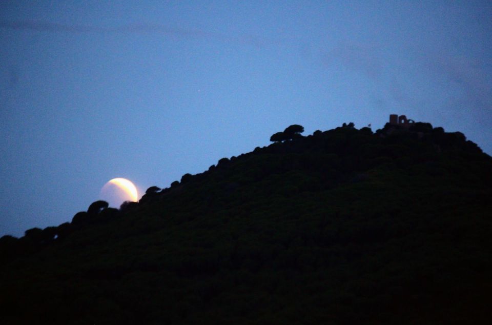 L'eclipsi de lluna a Mataro, amb Burriac de teló de fons
