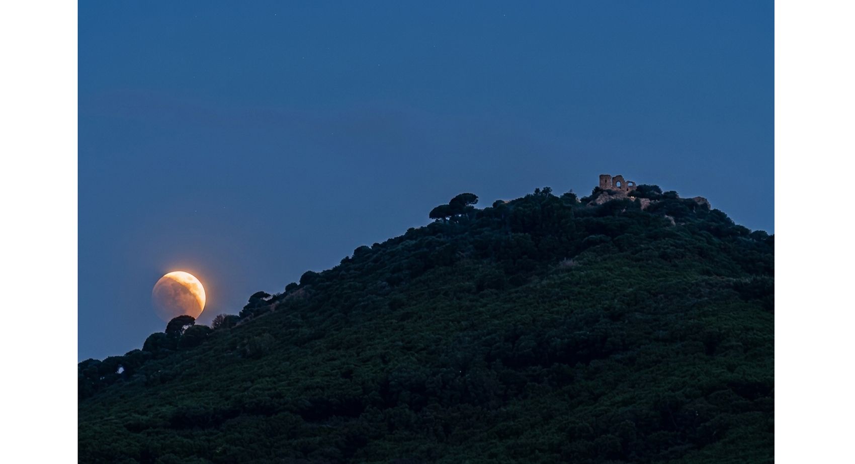 Eclipsi a Mataró vist a tocar del castell de Burriac. Fotos: J. M. 