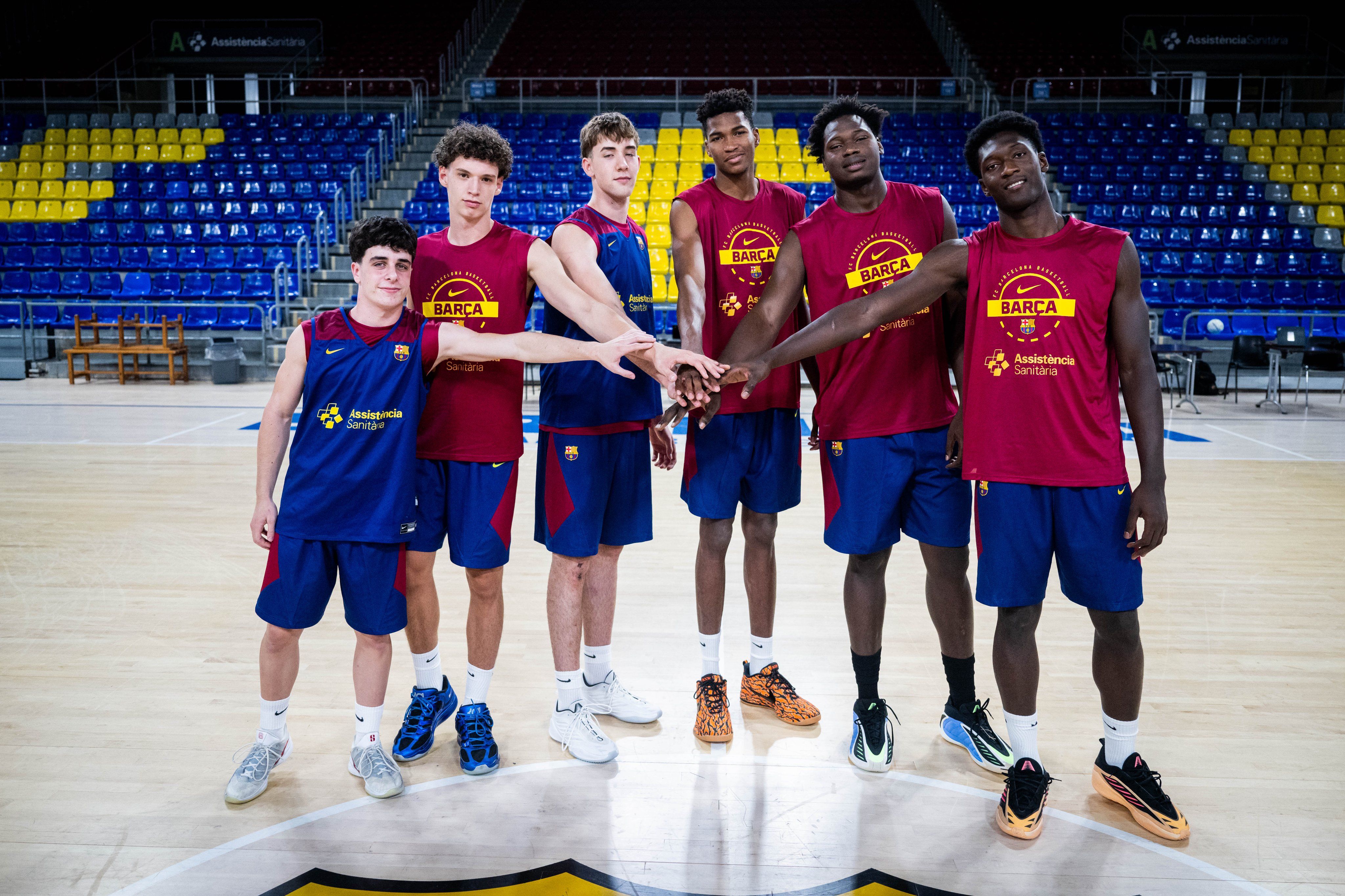 Nil Poza amb el primer equip del Barça