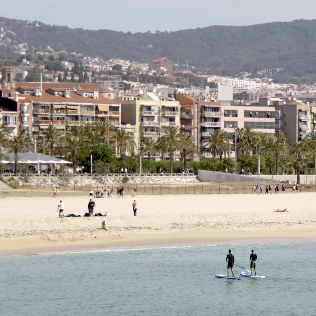 Fent Paddle surf a Mataró. Foto: ACN