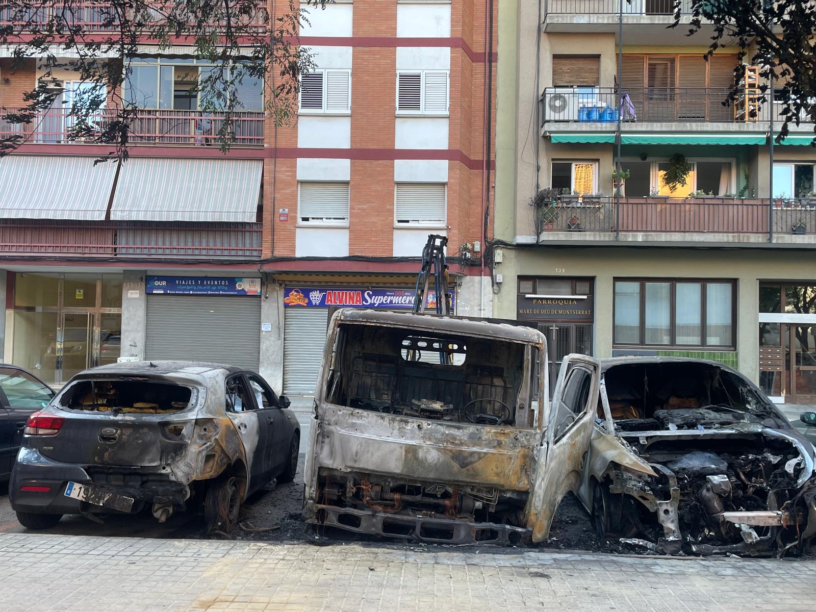 Cotxes cremats al carrer de Sant Cugat de Mataró. Foto: Cedida