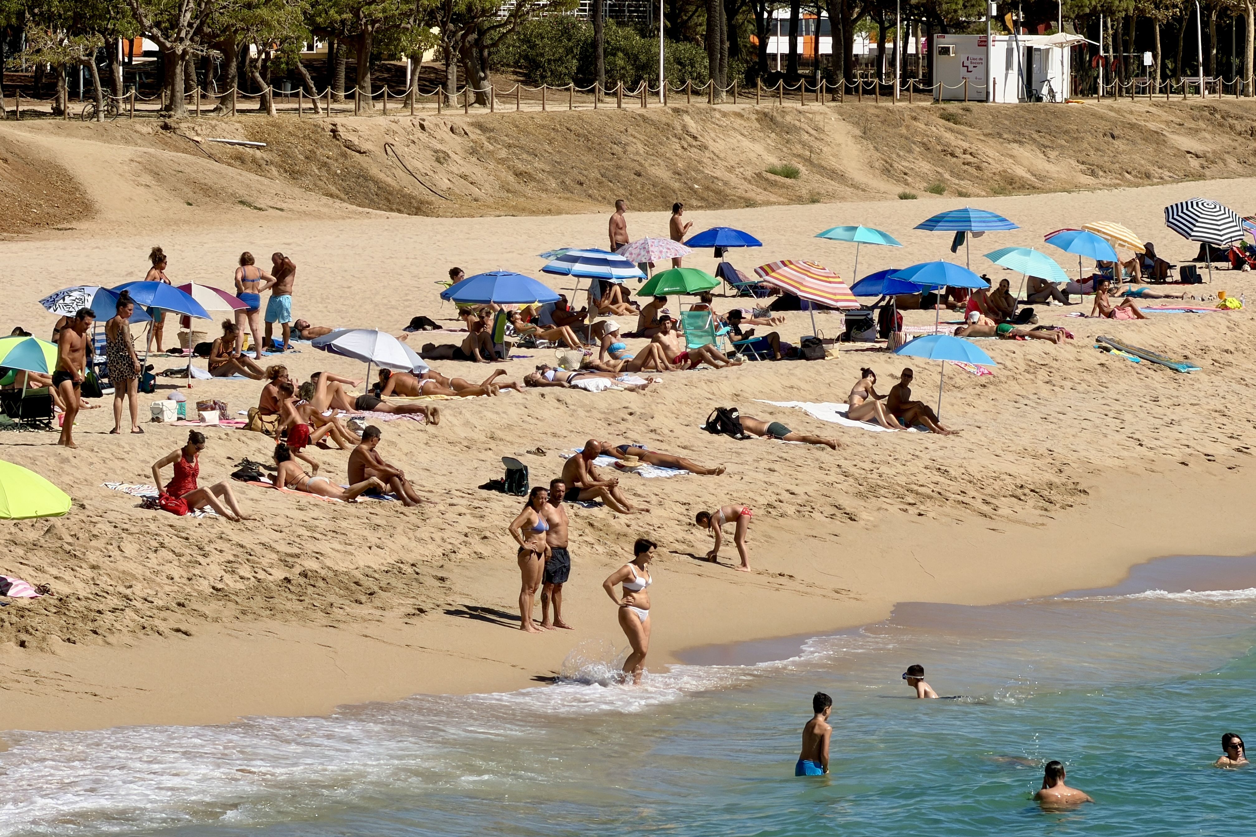 Banyistes aquest estiu a la platja del Callao. Foto. ACN