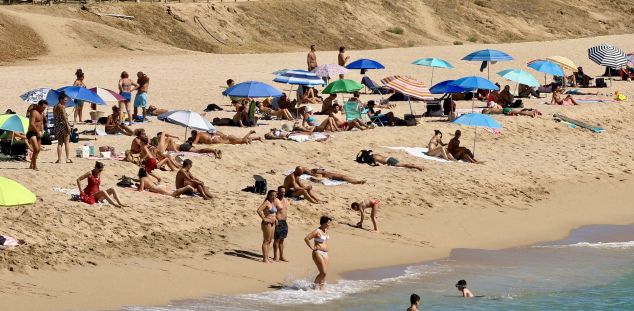 Banyistes aquest estiu a la platja del Callao. Foto. ACN
