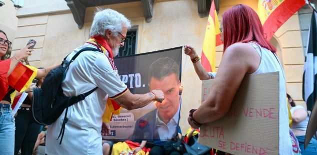 Manifestants cremant una imatge del President Sánchez. Foto: R. Gallofré