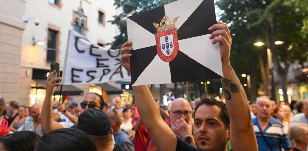La bandera de Ceuta, present a la concentració. Foto: R. Gallofré