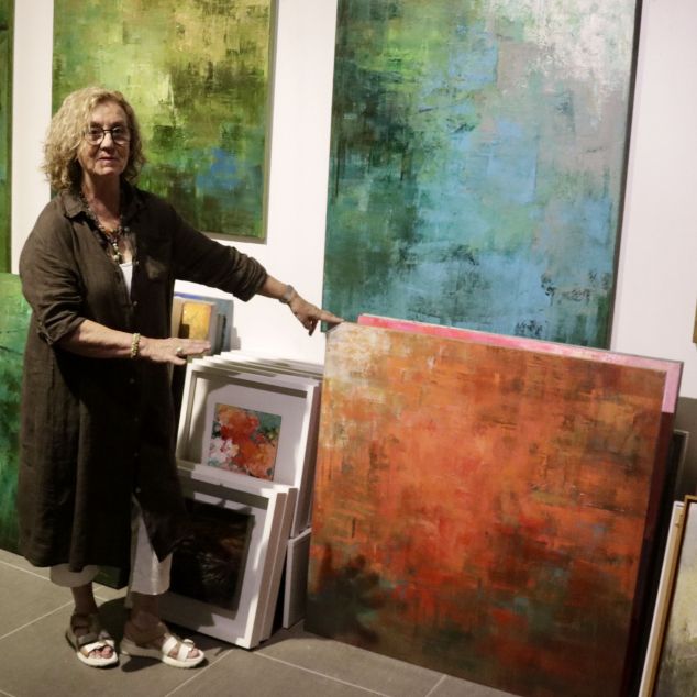 Marta Duran, amb part de la seva obra. Foto. ACN