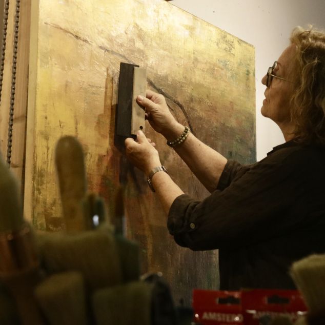 Marta Duran mostrant el detall de la seva obra. Foto: ACN