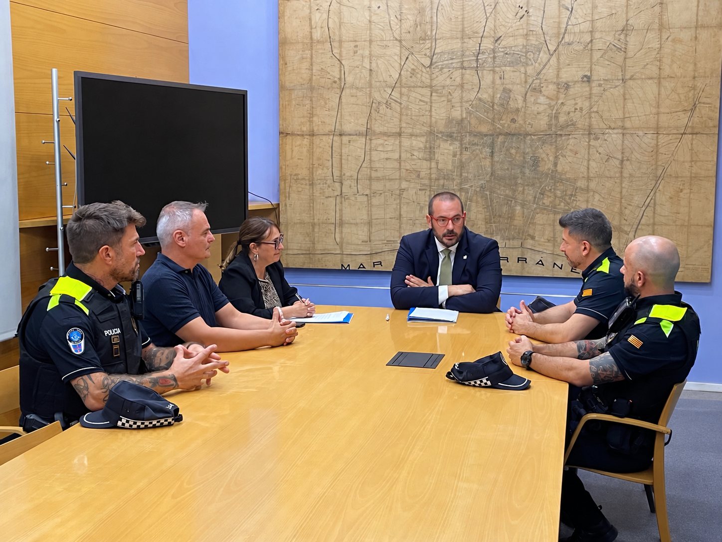 Nous agents al cos policial, rebuts per l'alcalde