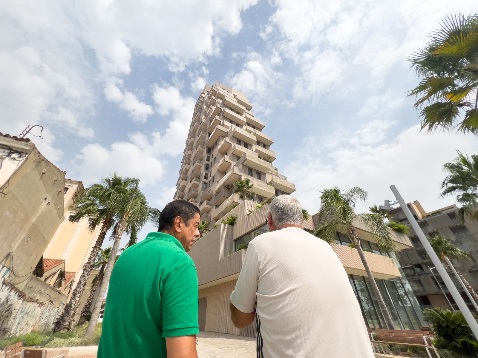 Dos residents de la Torre Barceló, amb el gratacel al fons. Foto: R.Gallofré