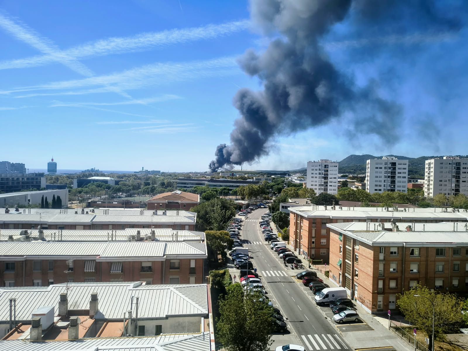 Columna de fum per l'incendi en una empresa textil