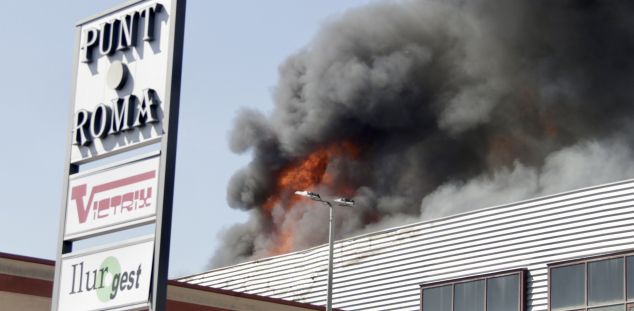 Les flames i la fumera, ben visibles. Foto: ACN