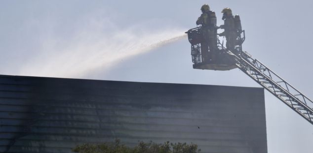 Els Bombers, treballant en alçada. Foto: ACN