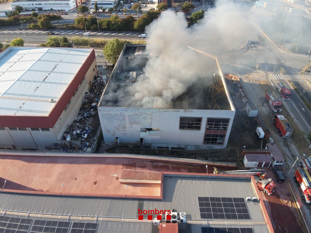 L'incendi a la nau de Punt Roma, en una imatge dels Bombers.
