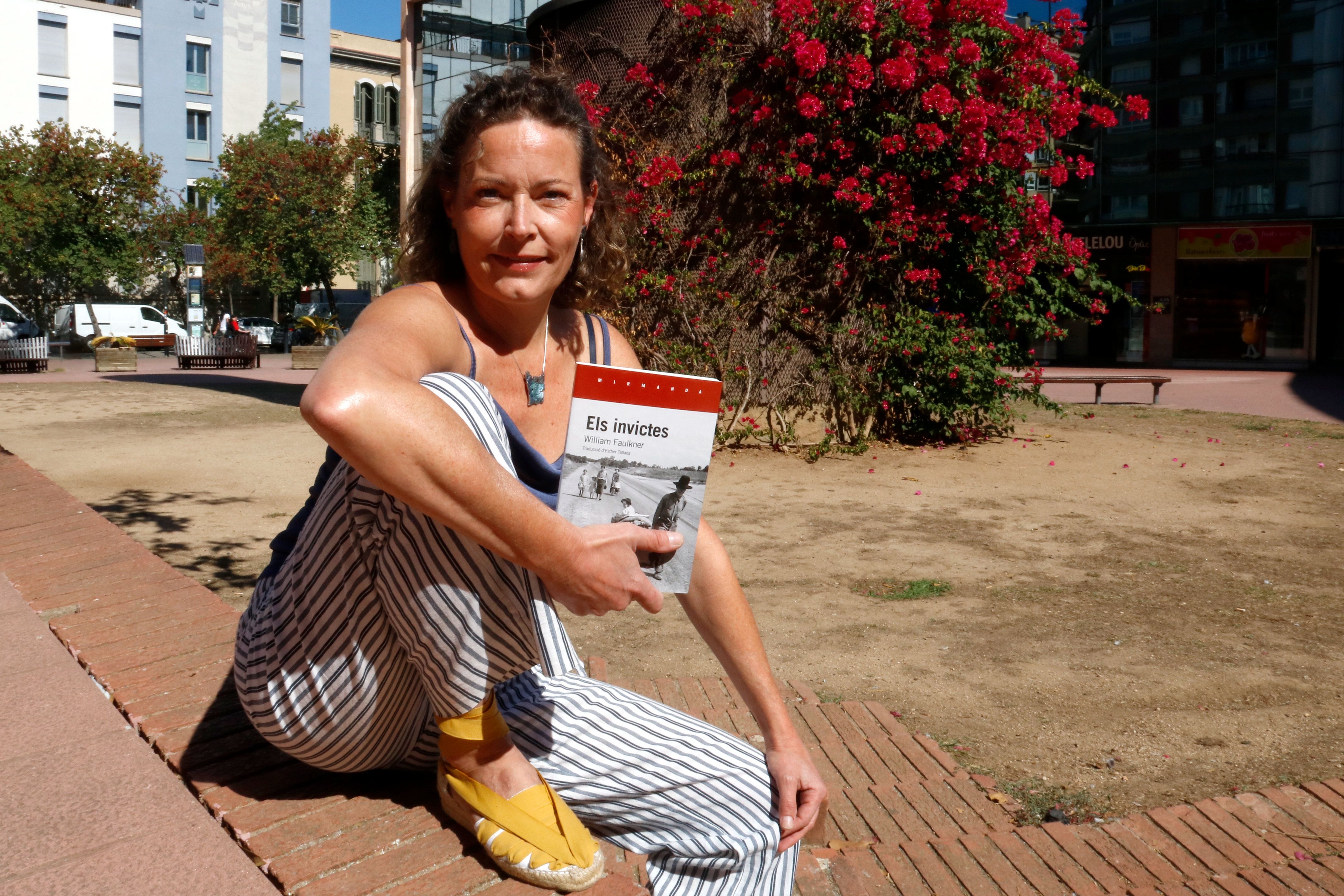 Esther Tallada amb l'obra que ha traduït. Foto: ACN