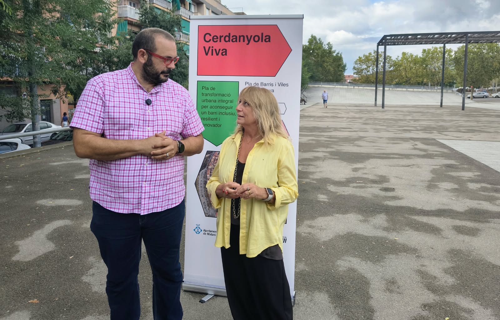 Bote i Seijo a la plaça Onze de Setembre explicant el projecte