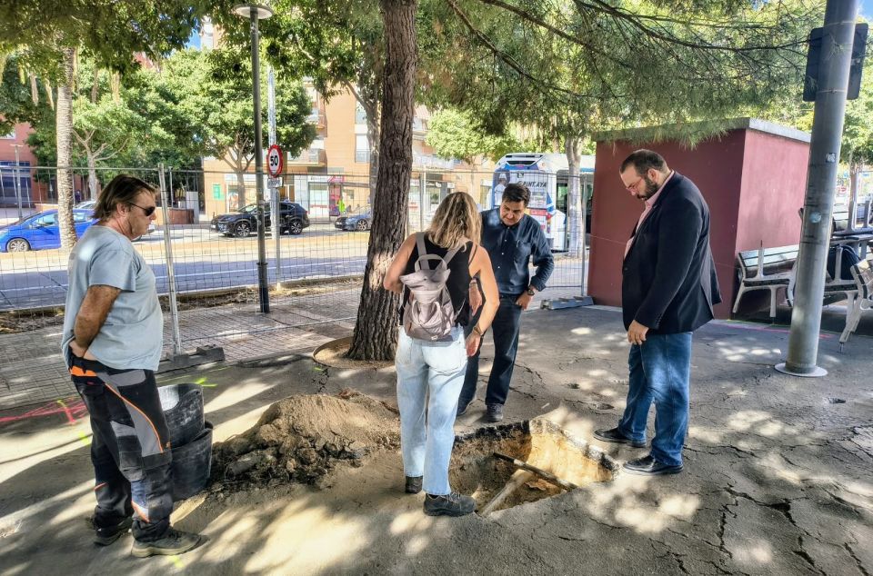 L'alcalde, inspeccionant les obres L'alcalde, inspeccionant les obres