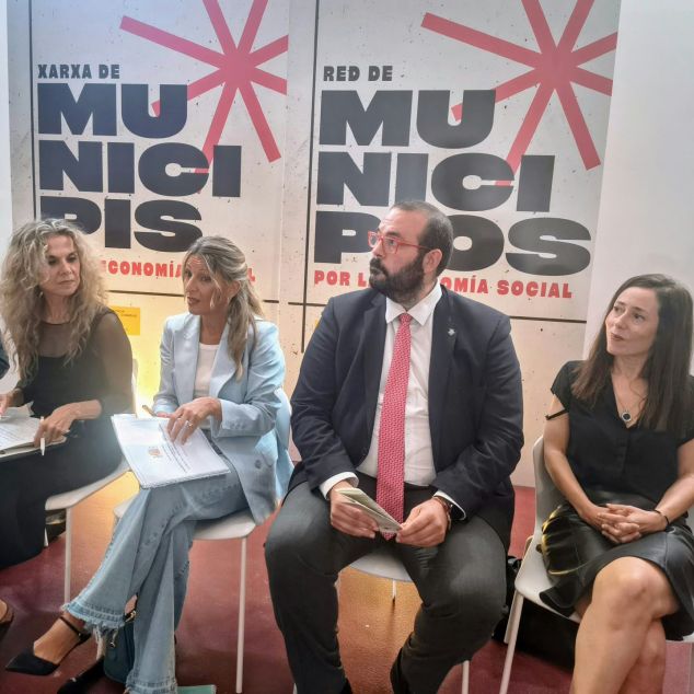 La vicepresidenta segona del Govern estatal, amb l'alcalde de Mataró