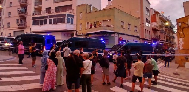 El desnonament ha arrencat a primera hora. Foto: Lluís Rugama Espasa