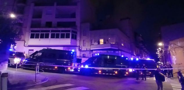 Desplegament de Mossos per blindar el desnonament. Foto: Lluís Rugama Espasa