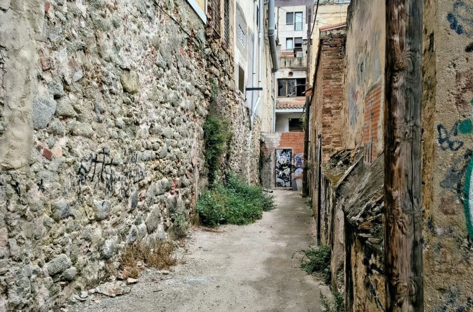 Tram de la Muralla i la casa ocupada, al fons