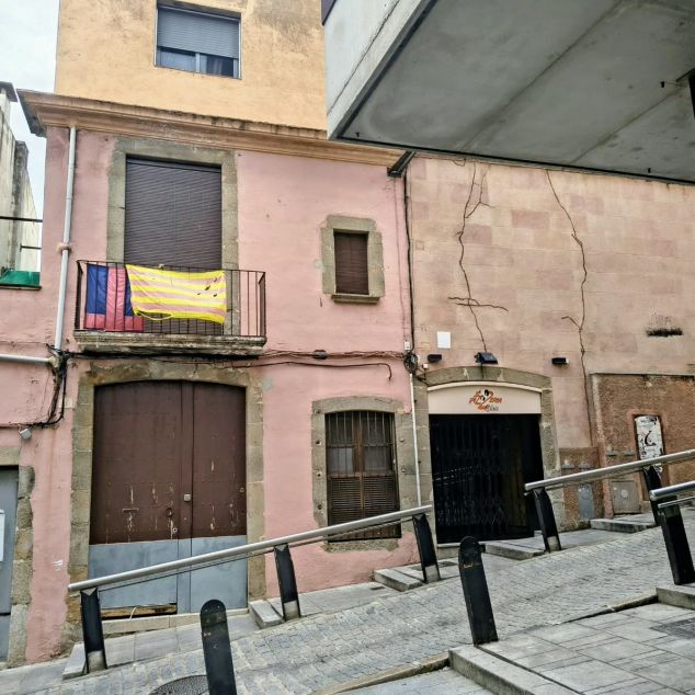 Vista de la casa de la Baixada de les Escaletes, acabada d'ocupar