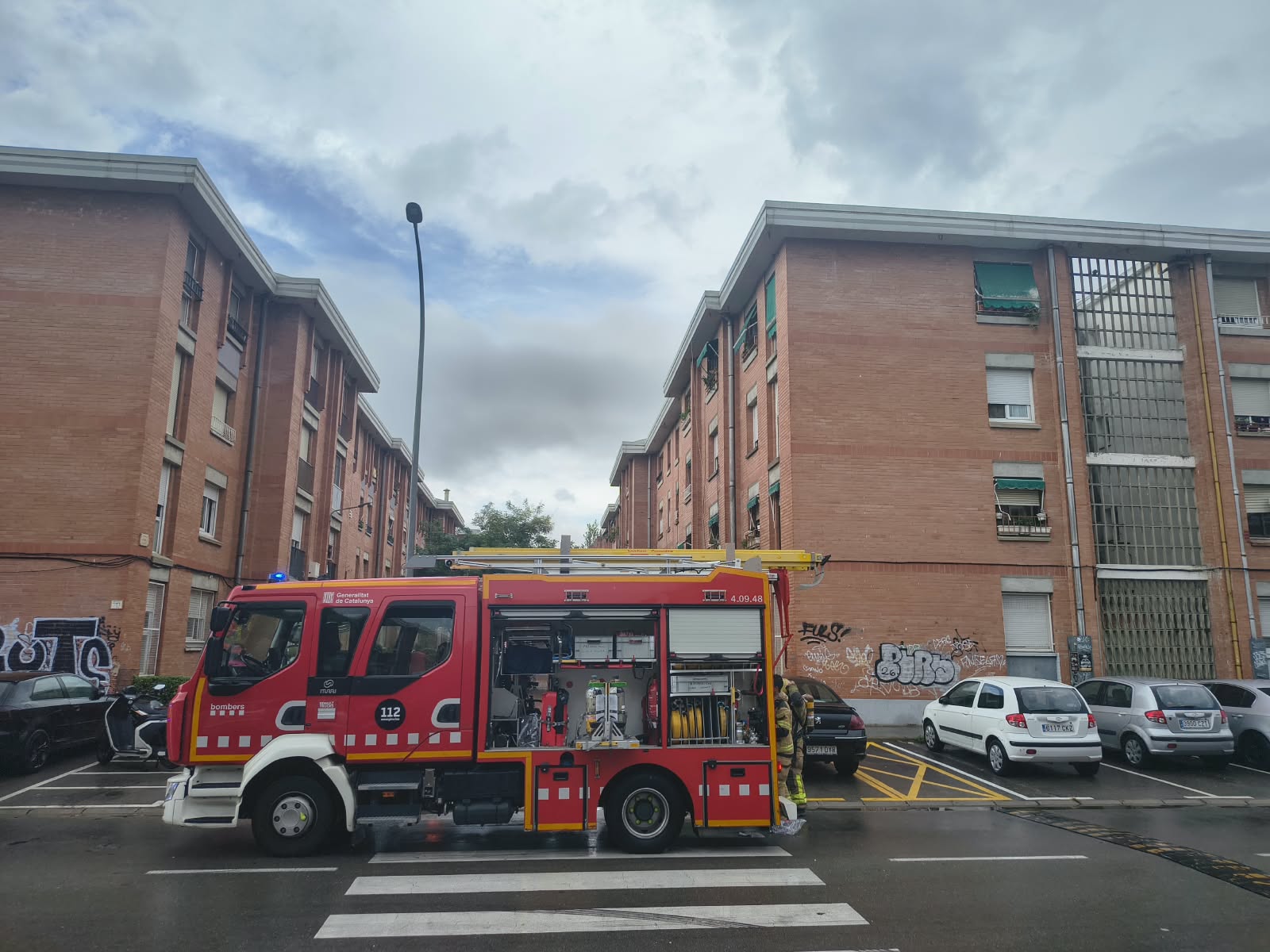 Camió de Bombers davant l'edifici on s'ha declarat l'incendi. Foto: V. B.