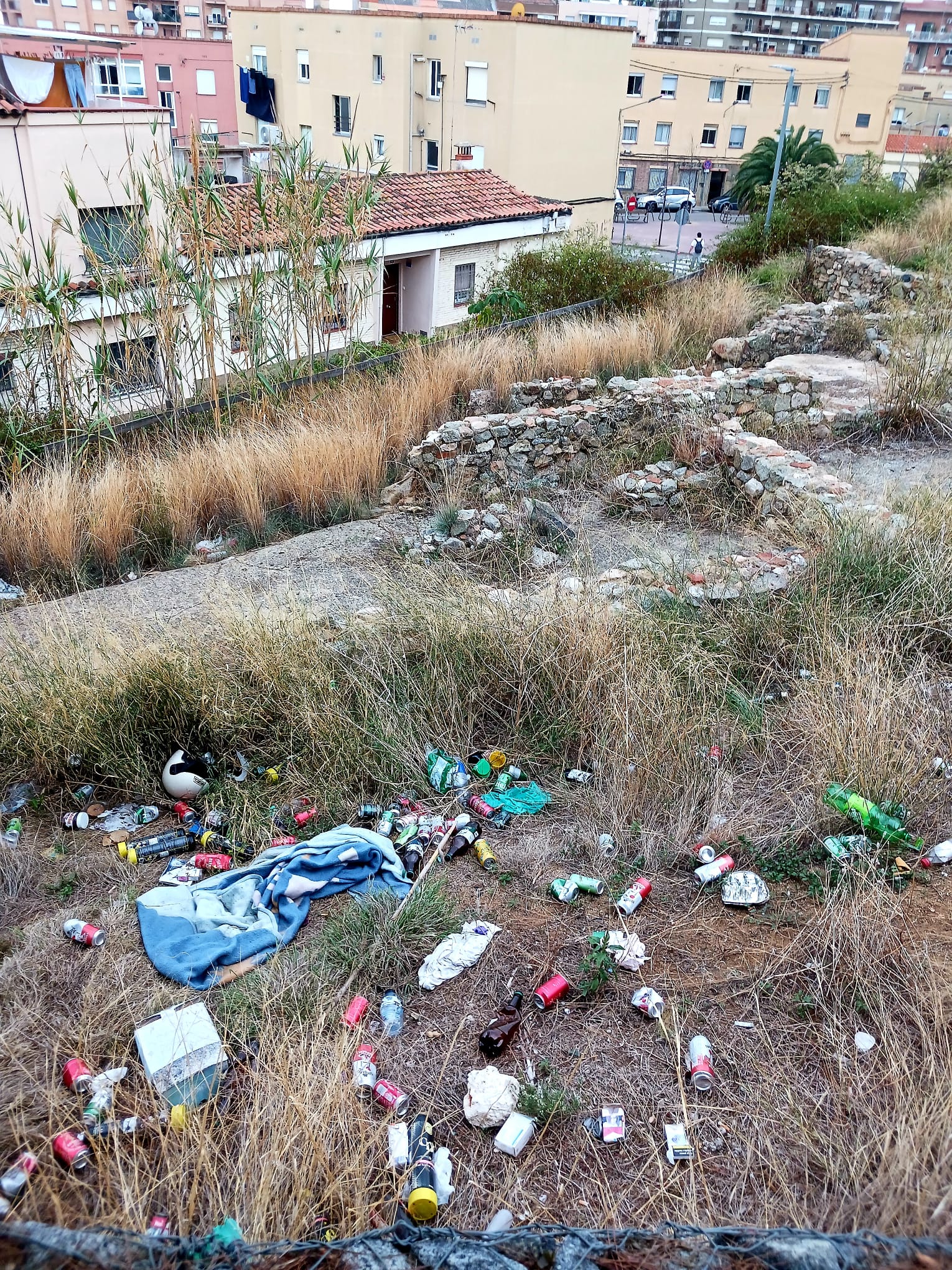 Imatge de Un jaciment romà mig abandonat i ple de brutícia a Mataró