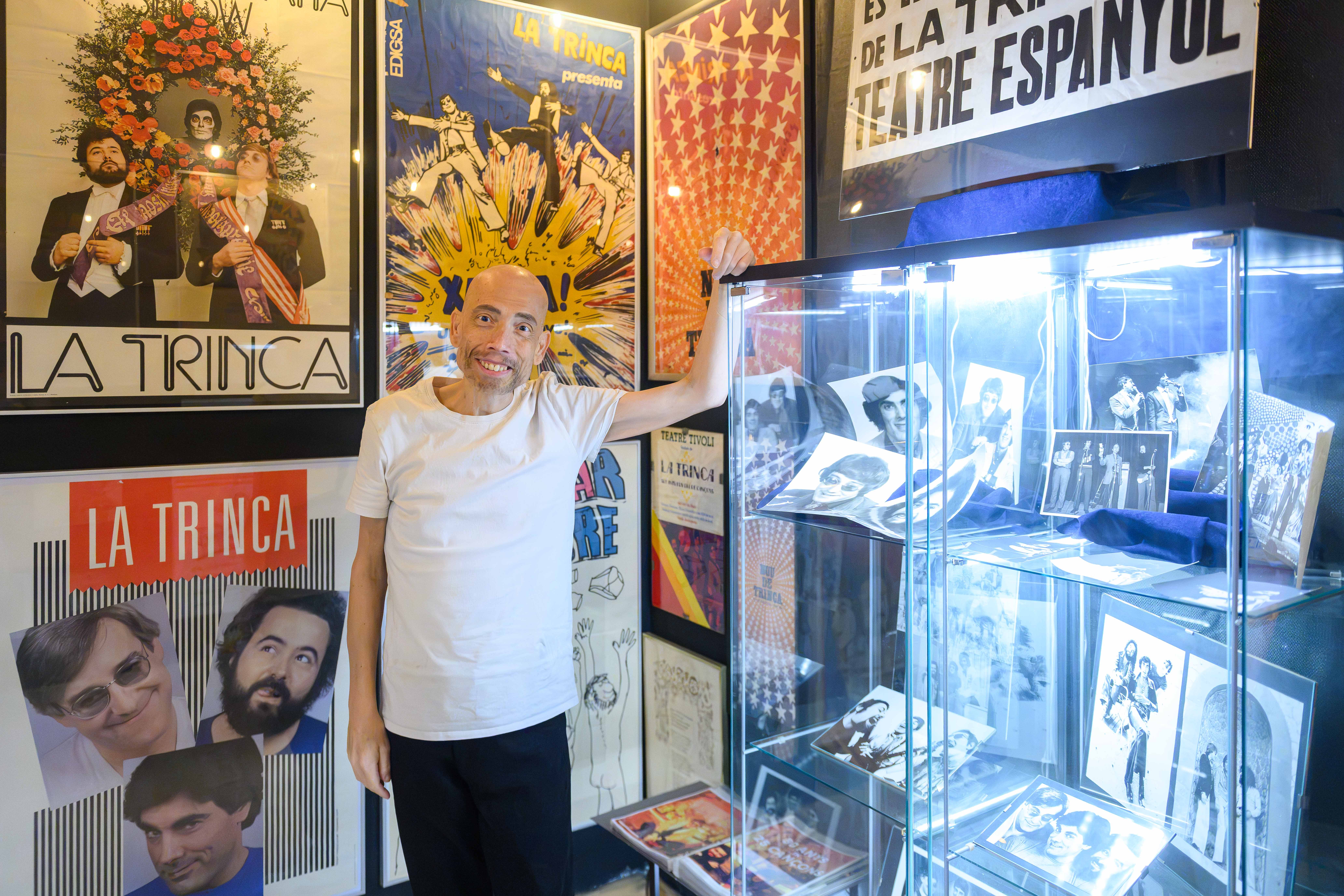 Òscar Constantí en el petit museu de La Trinca que té a casa seva