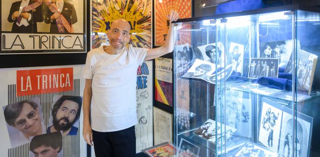 Òscar Constantí en el petit museu de La Trinca que té a casa seva