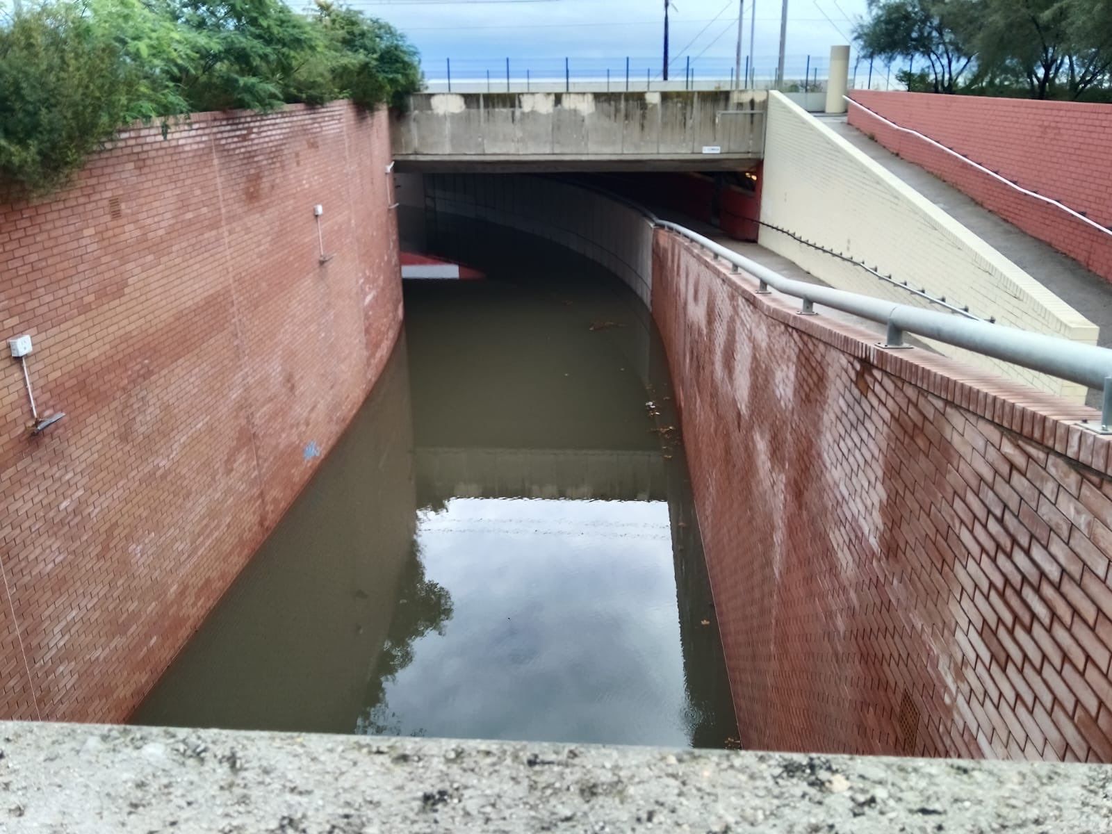 Pas soterrani inundat a l'avinguda Ernest Lluch. Foto: Policia Local de Mataró