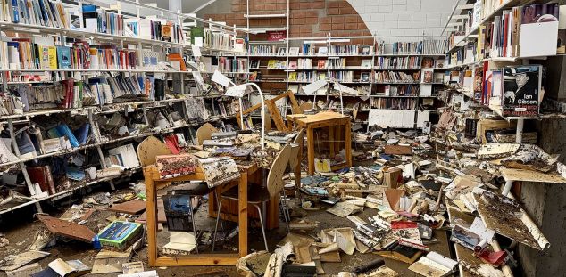 Els estralls a la biblioteca de Palafolls pel temporal.Foto: ACN
