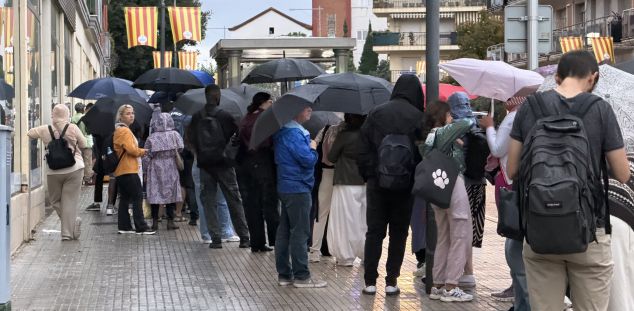 Fent cua pels busos alternatius. Foto. ACN
