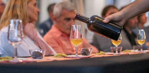 Tast de vins a a Reviu Ilturo. Foto: Ajuntament de Cabrera Tast de vins a a Reviu Ilturo. Foto: Ajuntament de Cabrera