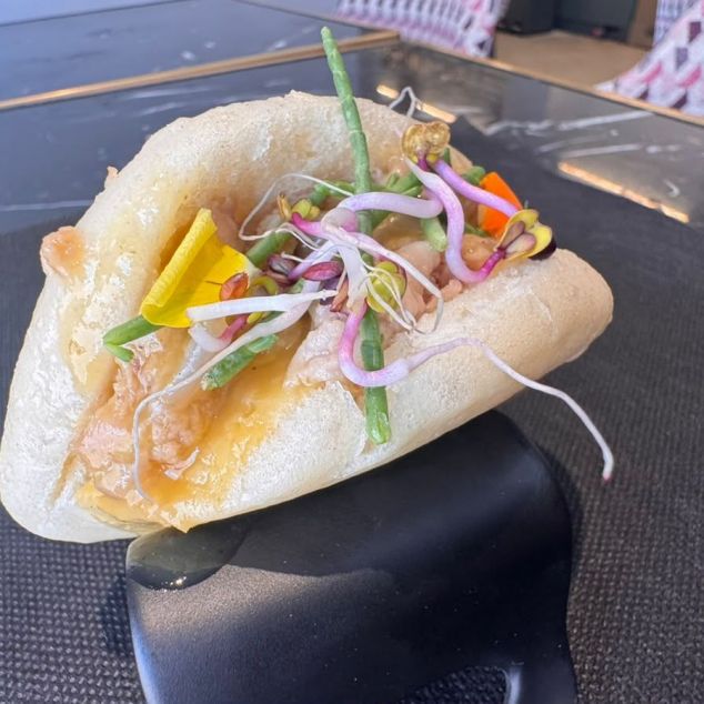 La Vicaria Bao de cochinillo a baixa temperatura amb salsa de taronja La Vicaria Bao de cochinillo a baixa temperatura amb salsa de taronja