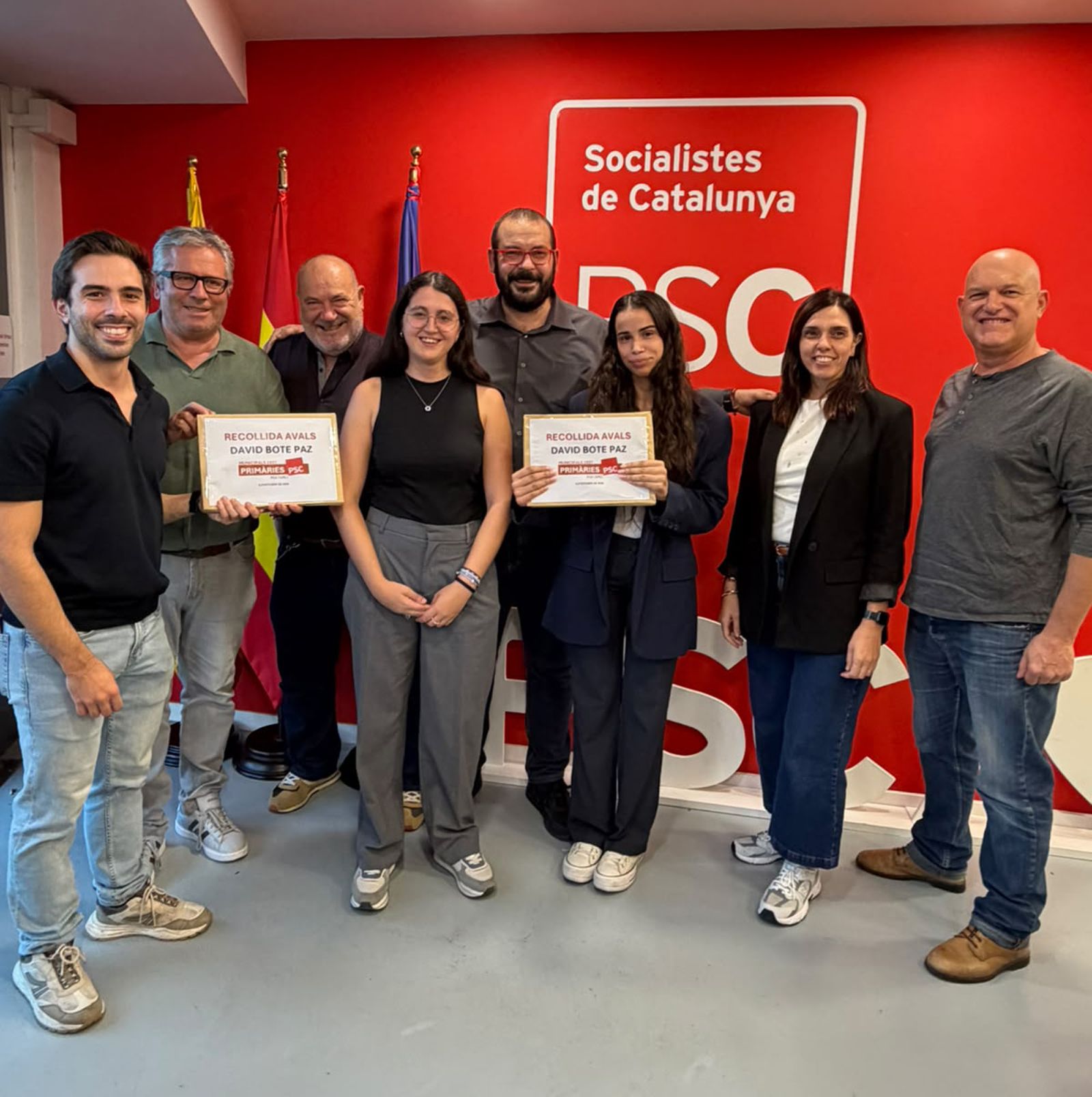 Bote en la recollida d'avals a la seu del PSC