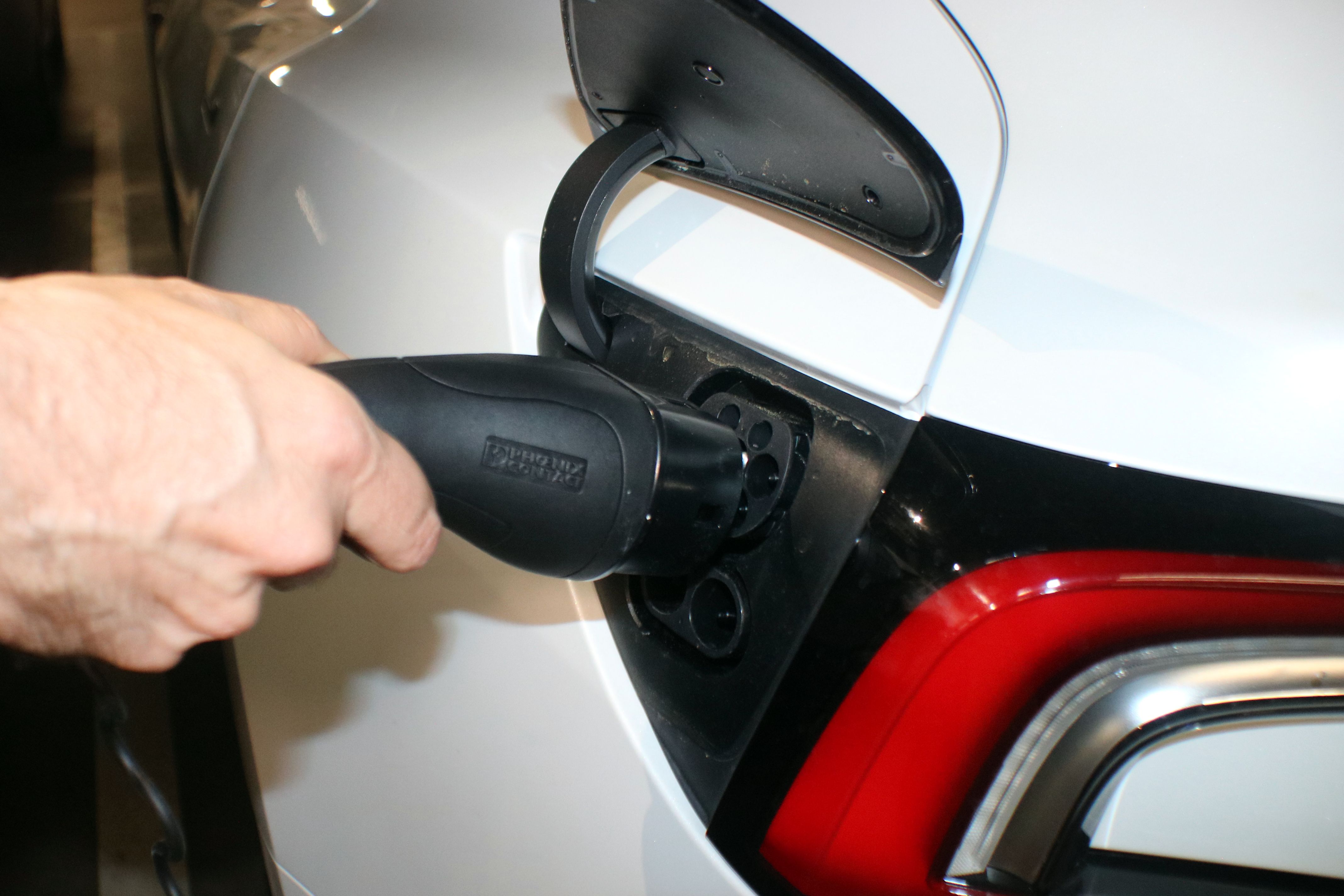 Les matriculacions de turismes pugen impulsades pels models electrificats