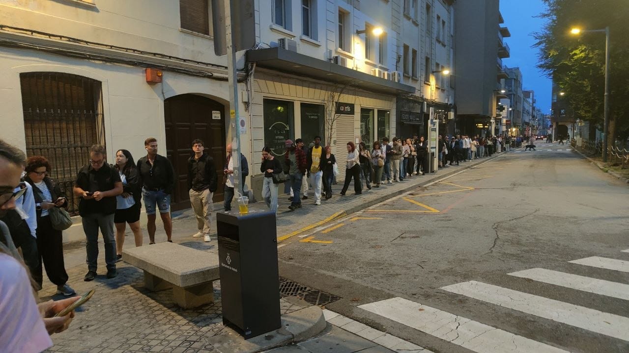 Cua de centenars d'usuaris al bus, a plaça de les Tereses, davant la manca de tren